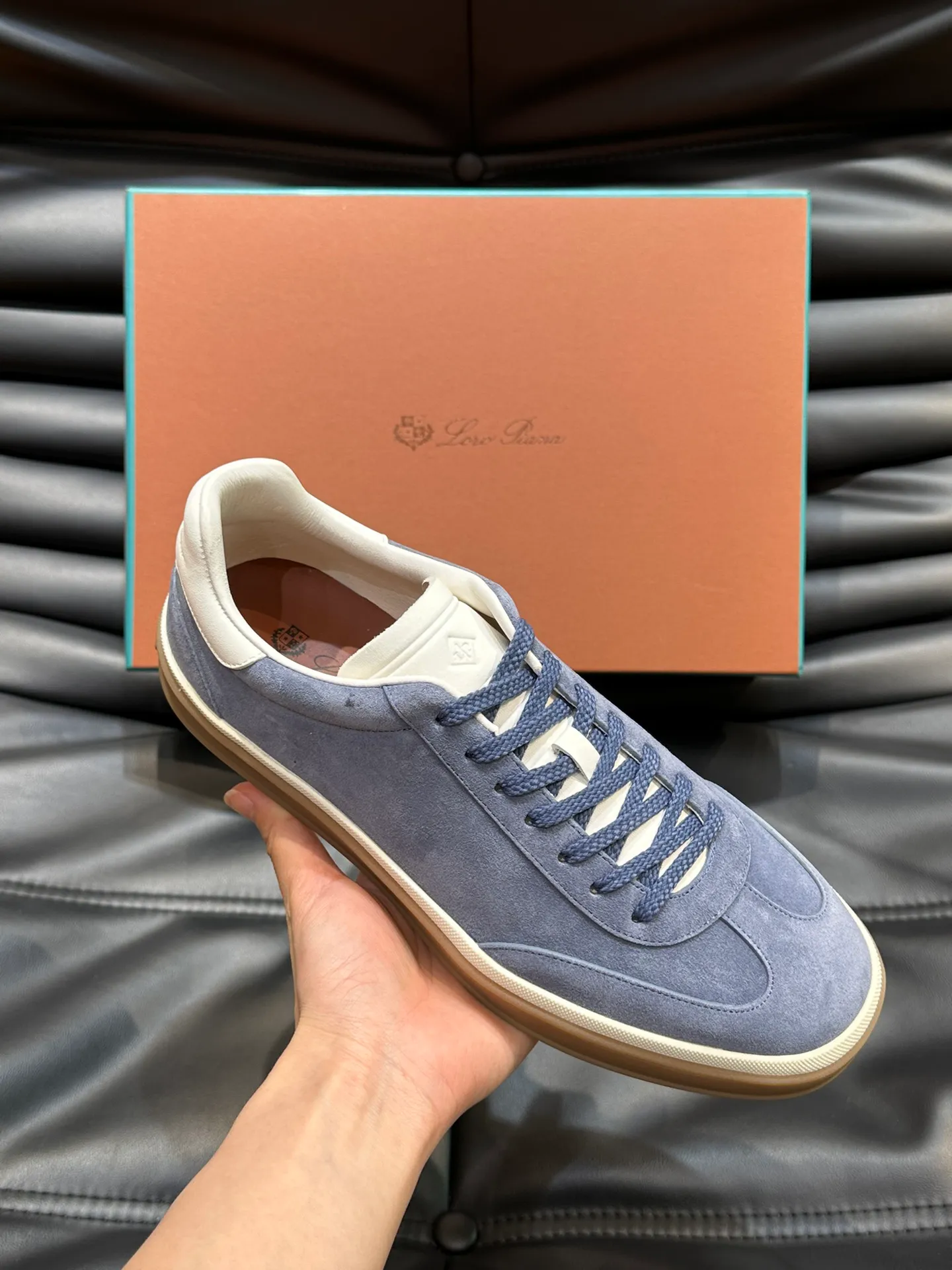 p420 Men's Shoes New 🆕Lp Old Money Style Men's Low-top Casual Tennis Shoes Loro Piana's high-end series has launched sports shoe styles made of soft cowhide. The breathable properties and flexible texture of natural materials make the sneakers both functional and comfortable. The high-quality metal-free tanning and tumble process highlights the natural texture of the leather, while the camel-colored sole and white rubber trim create a double-layer sole effect, making it an everyday shoe that can easily create a lazy and casual style! Size: 39-44 (45, 46 customized